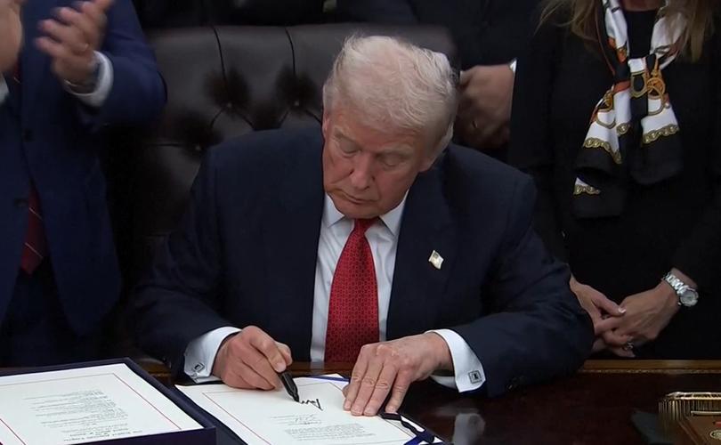 为镇伊朗，特朗普下达一项总统令，他断定：这样中俄就不敢出头了