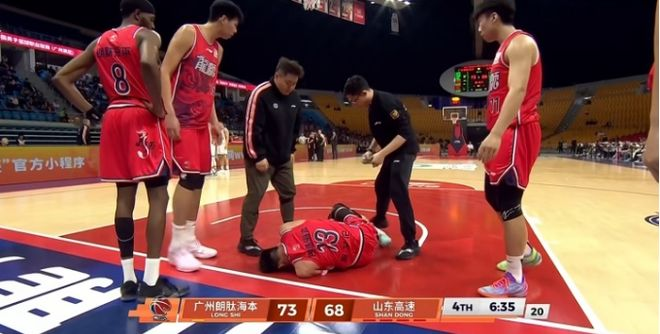 惨烈！郭艾伦突发受伤，抱着左膝痛苦倒地，被担架车送出场