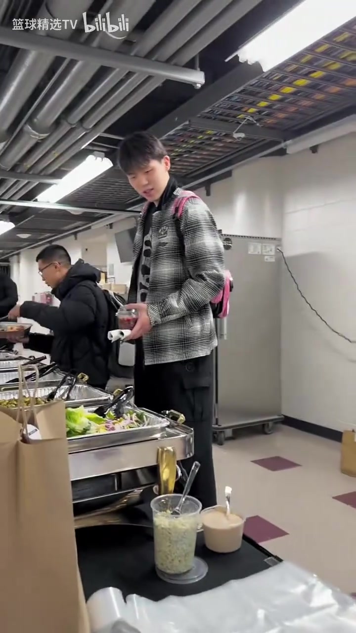 中国体育-杨瀚森赛后都吃什么？来看看开拓者&amp;湖人&amp;掘金三队的赛后餐