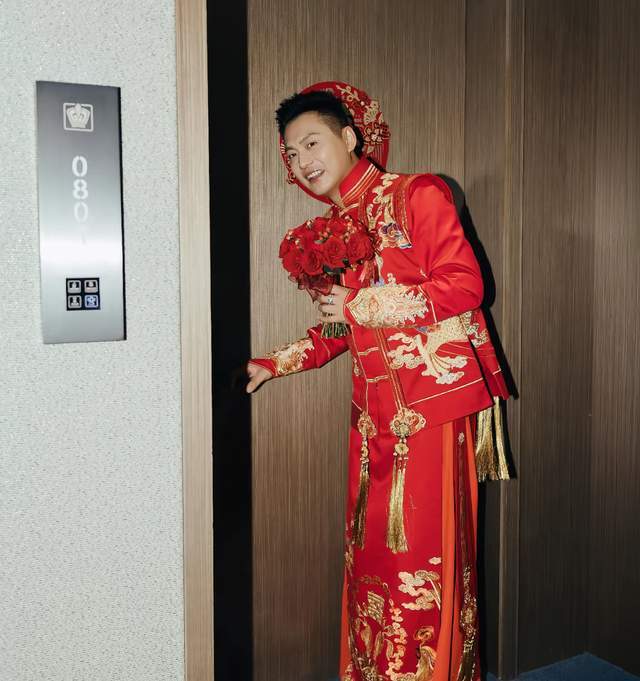 体育平台-41岁知名“特型演员”侯京健大婚！曝妻子身份，多次主持联欢晚会